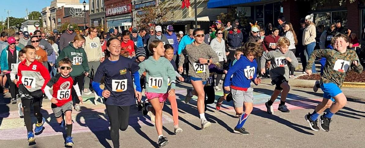 a group of people running in a race