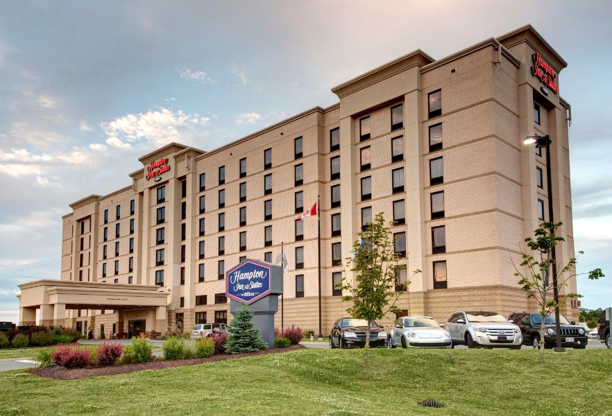 a large building with cars parked in front of it