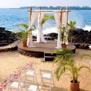 royal wedding kona beach venue with roses leading