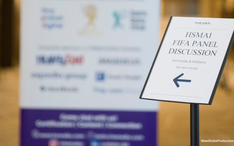 a sign with a black arrow pointing to the right