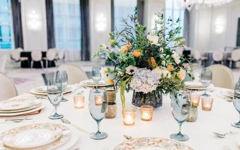 wedding reception table center piece bouquets 