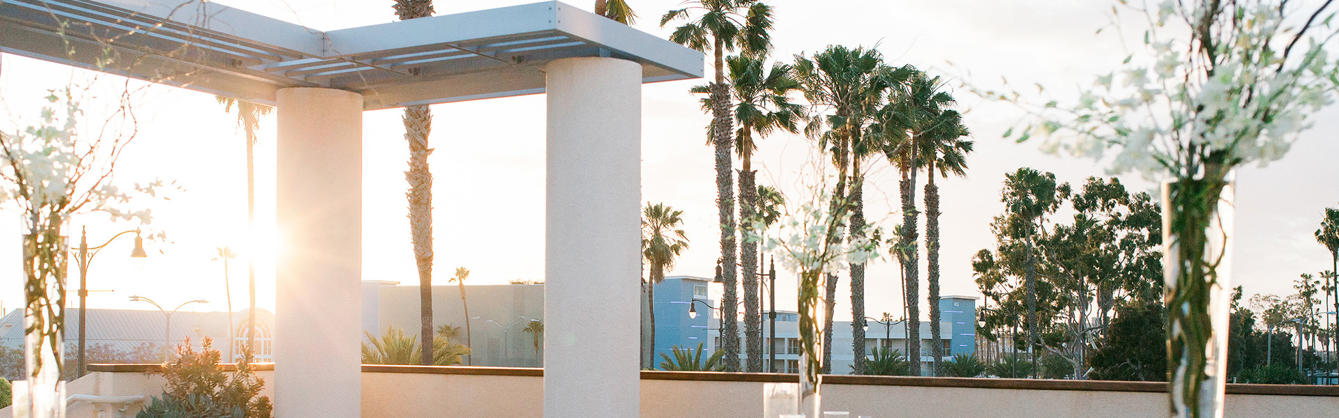 accent details of flowers on top of a decorated wedding table