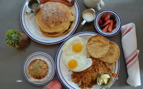 a plate of breakfast food