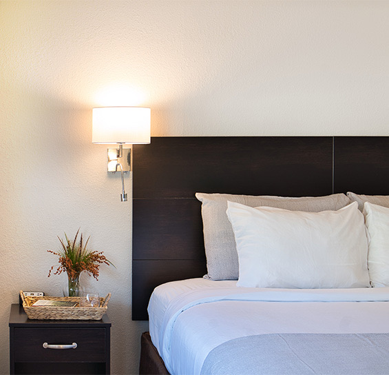 aligninn 02 accommodations 04 rooms 01 1queenbedroom 01