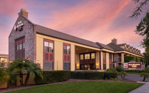 exterior view of hotel building 