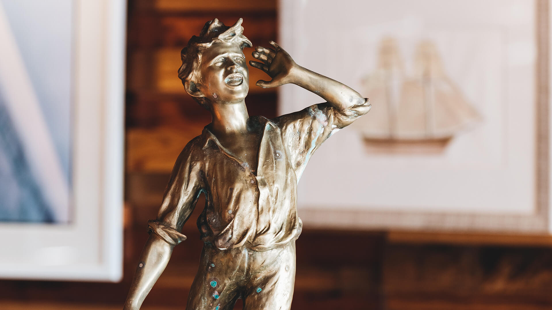 a statue of a boy