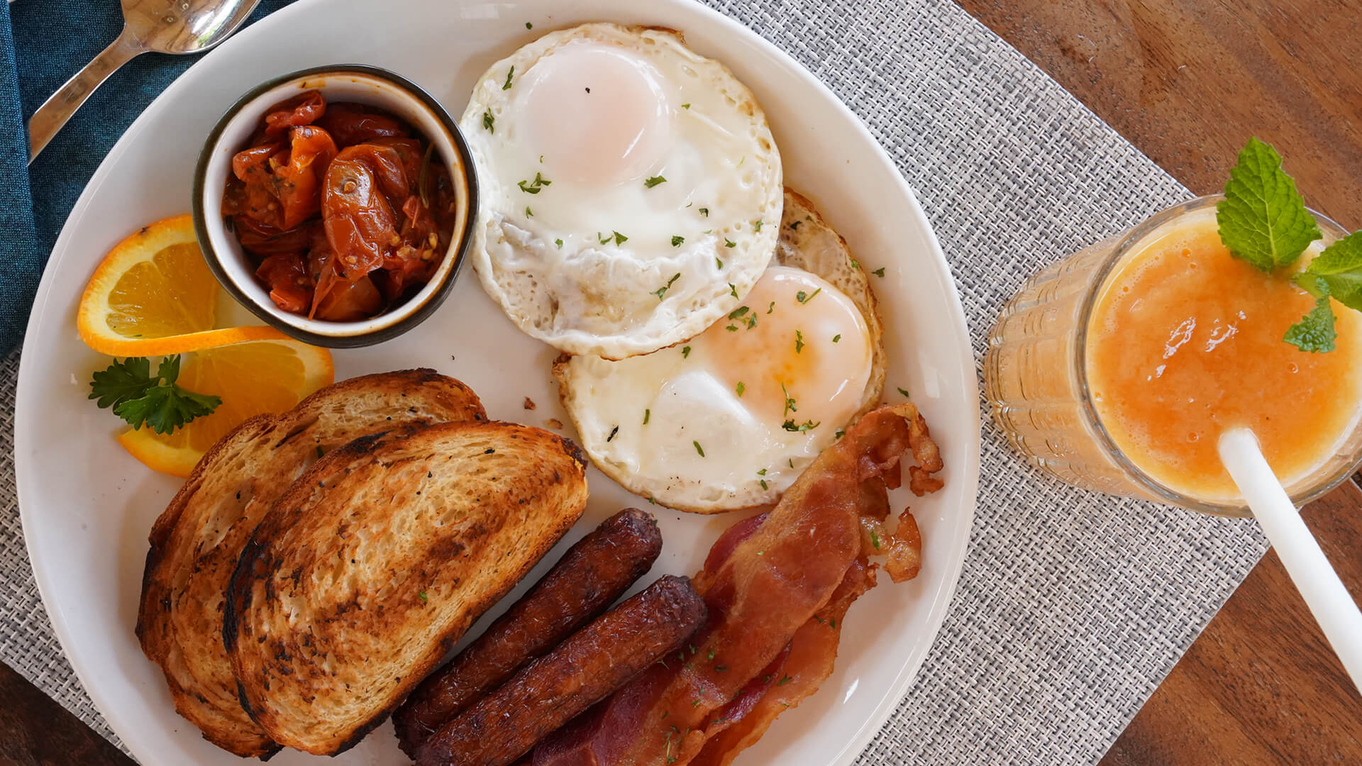 a plate of breakfast food