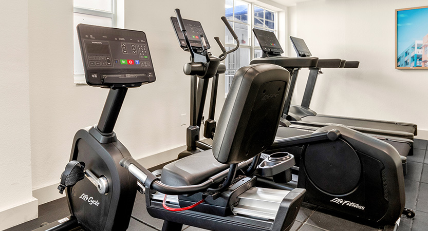 a group of exercise machines in a room