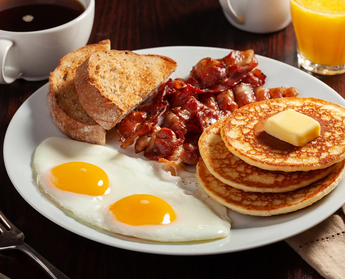 a plate of breakfast food