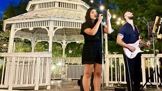 honey and blue band outside cherry valley hotel