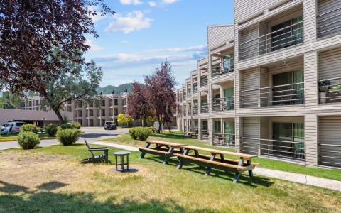 a building with benches and benches in front of it