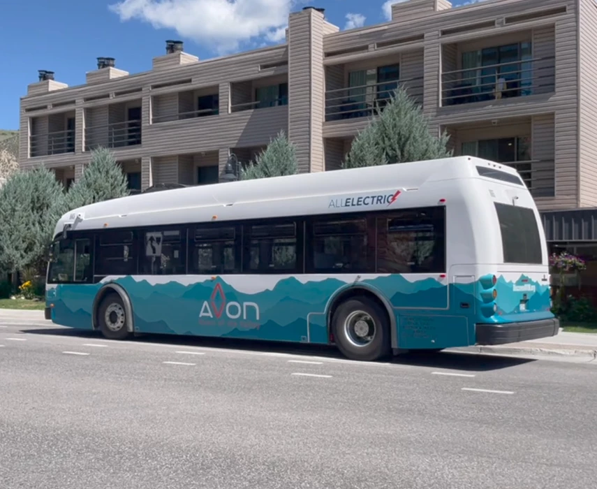 a bus parked in front of a building