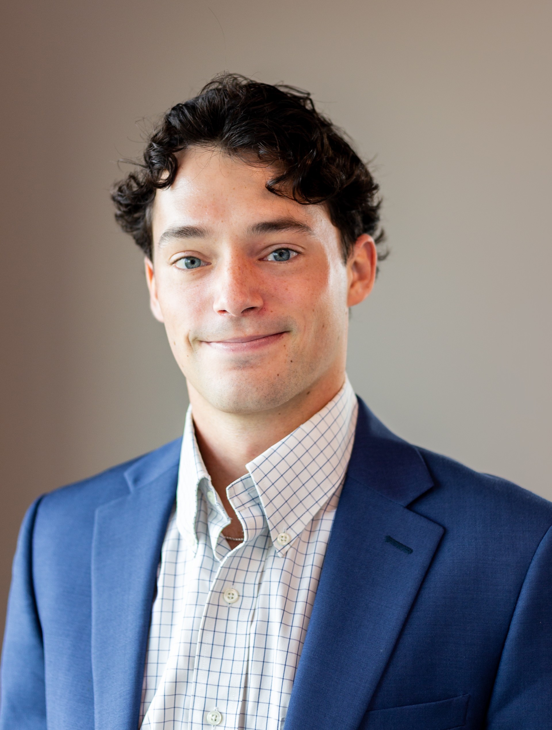a man in a suit smiling image of Wilson Kern