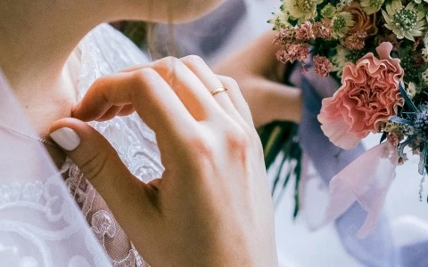 close up of bride hand and bouquet