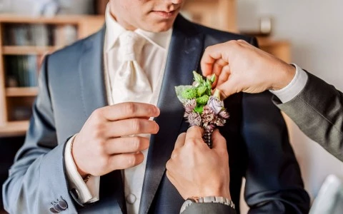 groom corsage being pinned