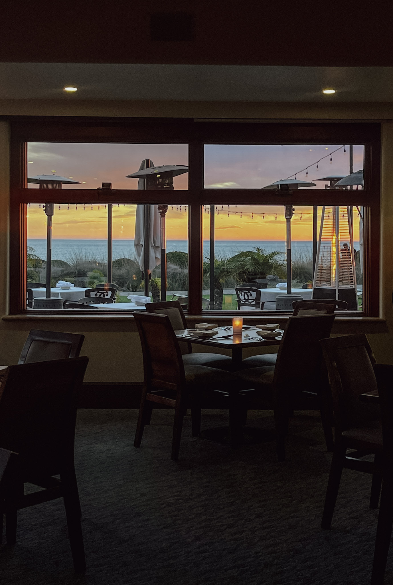 Christmas Dinner at Lido Restaurant & Lounge, Dolphin Bay Resort & Spa in Pismo Beach, California. Guests celebrate the holiday with oceanfront dining, enjoying Lido’s winter dinner menu and festive seasonal specials in a cozy, coastal setting filled with