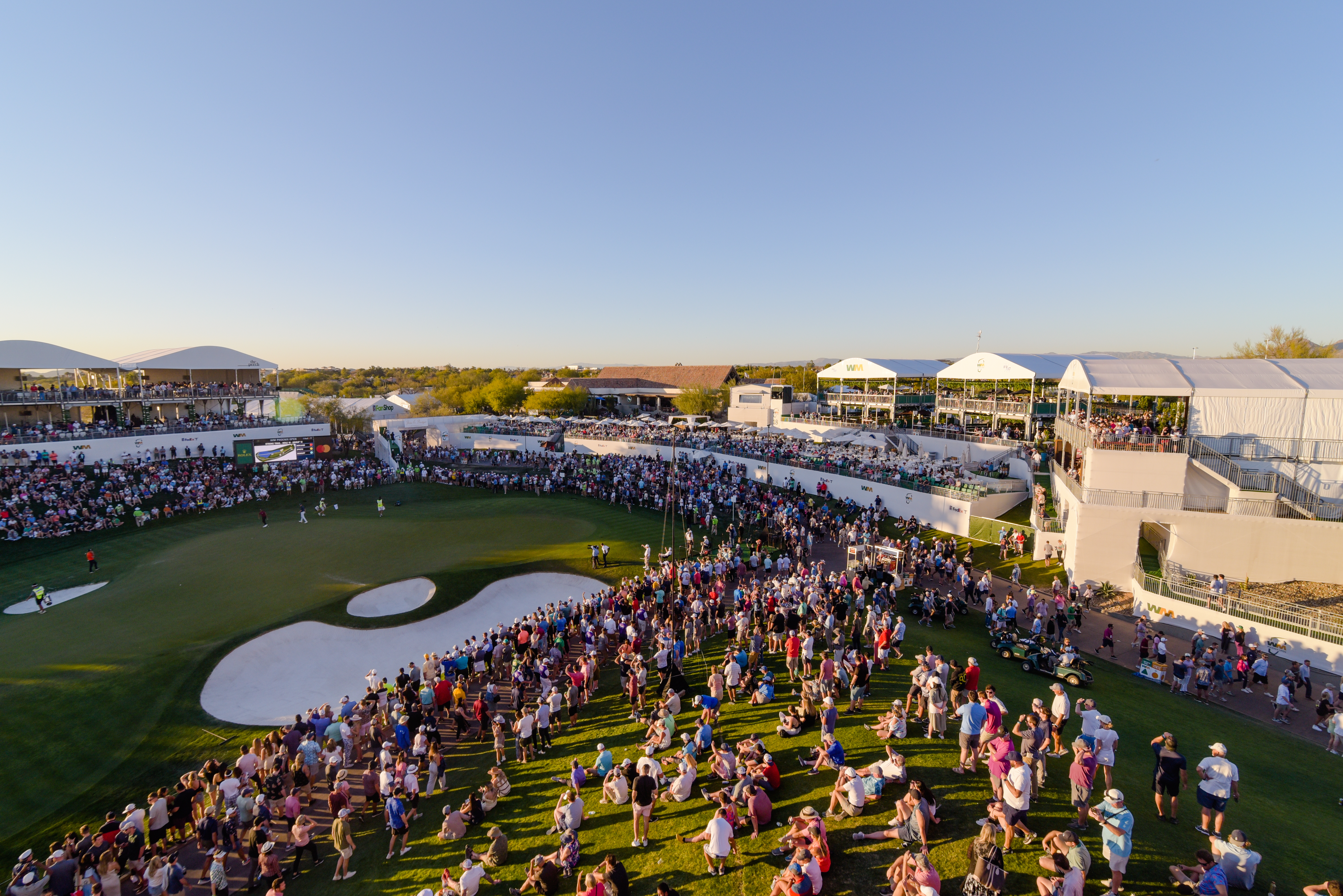 lots of people watching a gold tournament 