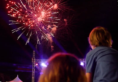 kids watching fireworks 