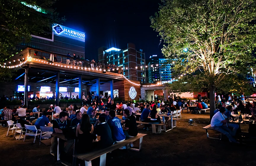 outside dinner place full of people