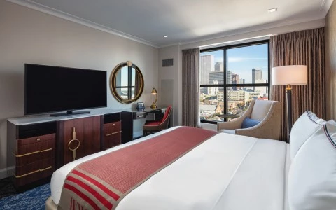 Bedroom with double bed, a side lamp, a chair and a tv4