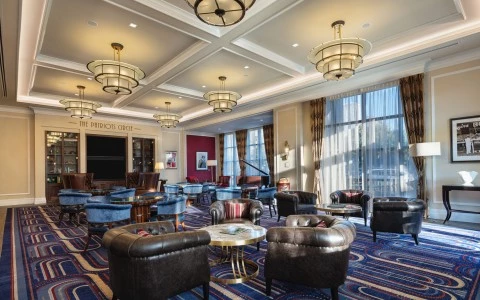 patriots circle lounge with leather chairs and lamps 0