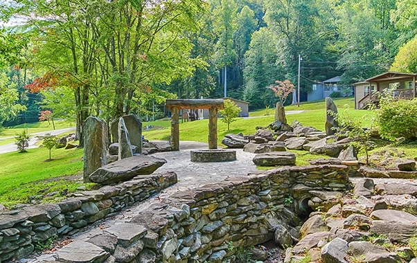 a stone wall with a structure in the middle of it