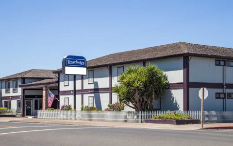 hotel entrance with white picket fence