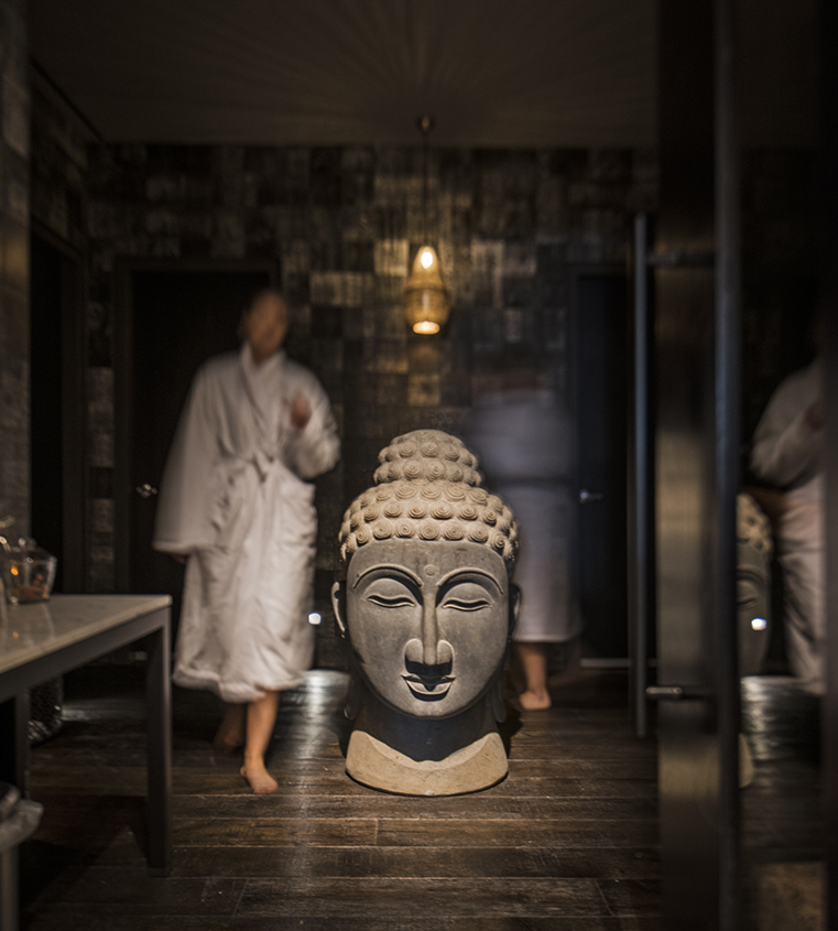 a statue of a buddha head