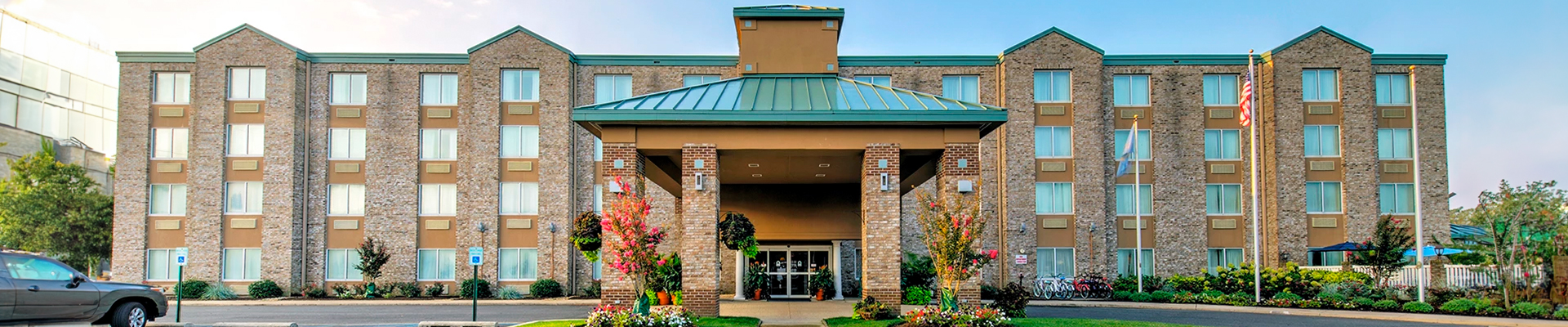exterior view of the front of Hotel Bethany Beach