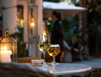 a glass of white whine and a glass of beer
