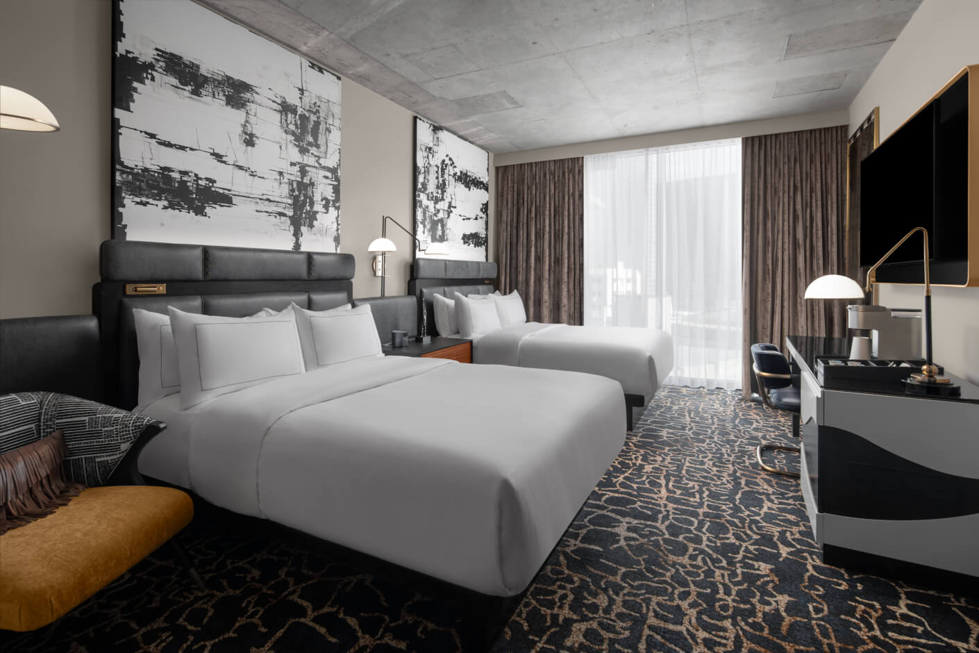 curio_bnamoqq_2_queen_beds_ada