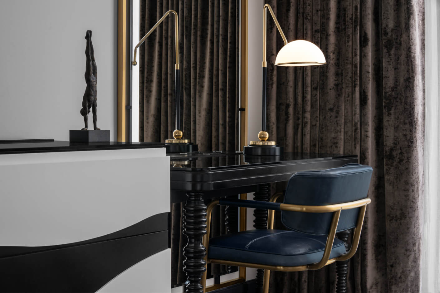 curio_bnamoqq_desk