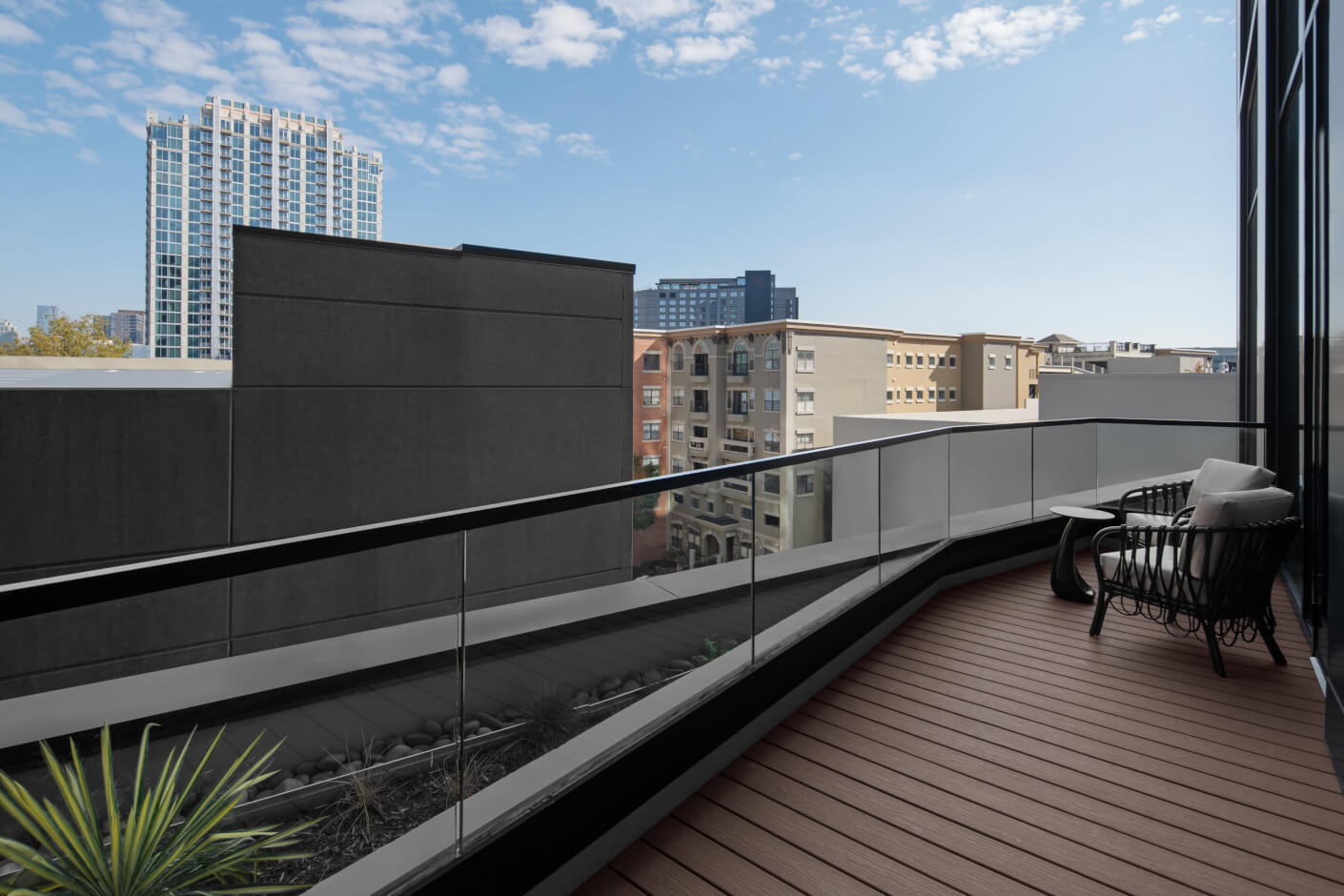 curio_bnamoqq_hospitality_suite_balcony
