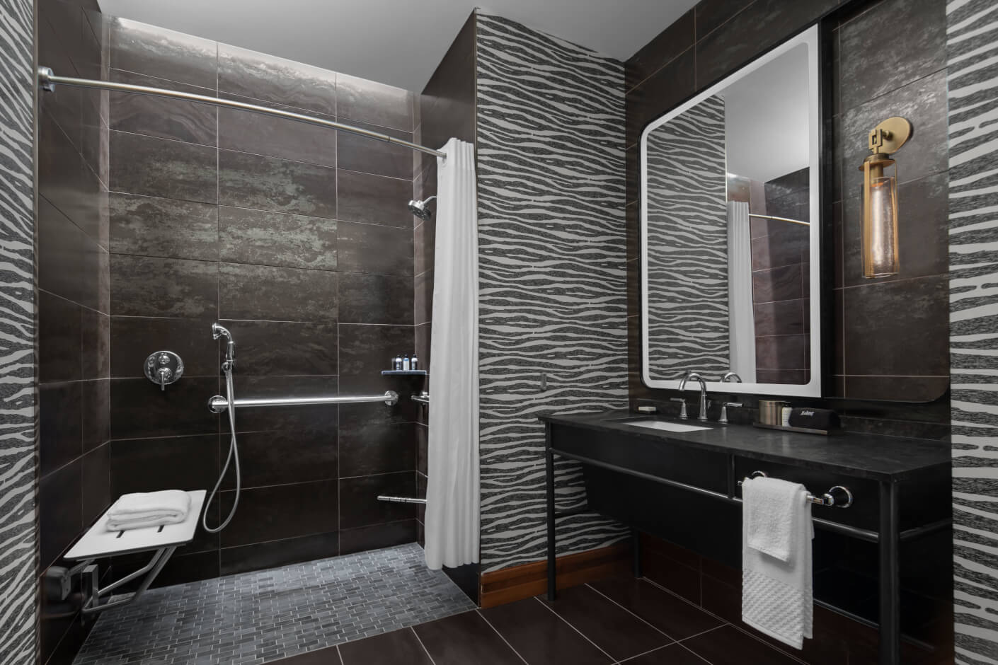 curio_bnamoqq_hospitality_suite_bathroom