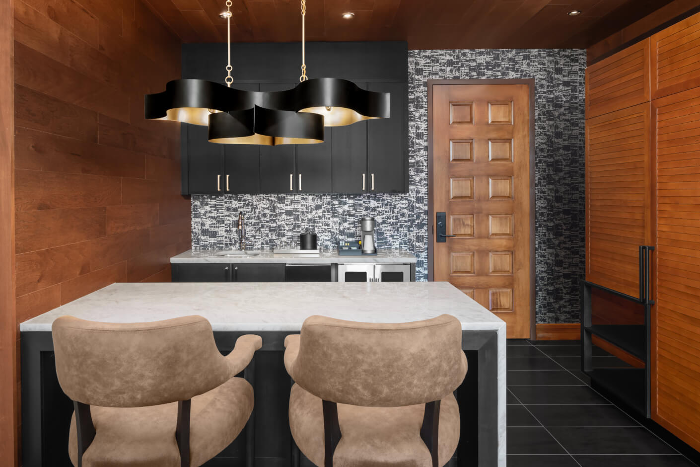 curio_bnamoqq_hospitality_suite_wet_bar
