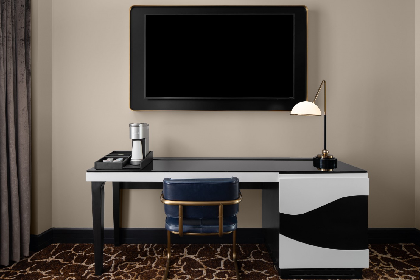 curio_bnamoqq_king_city_view_desk