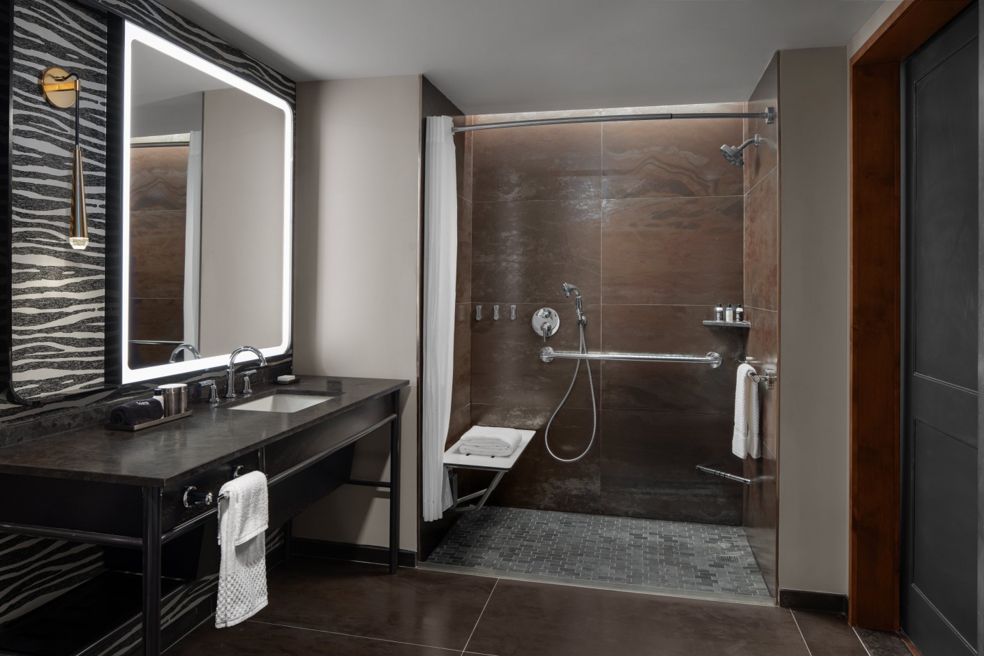 curio_bnamoqq_king_suite_bathroom_1509