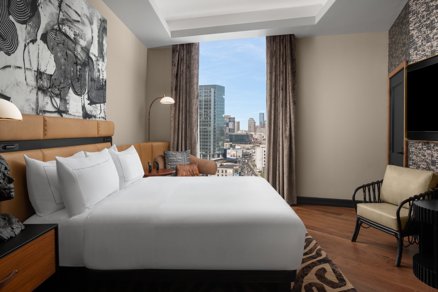 curio_bnamoqq_king_suite_bedroom_1509