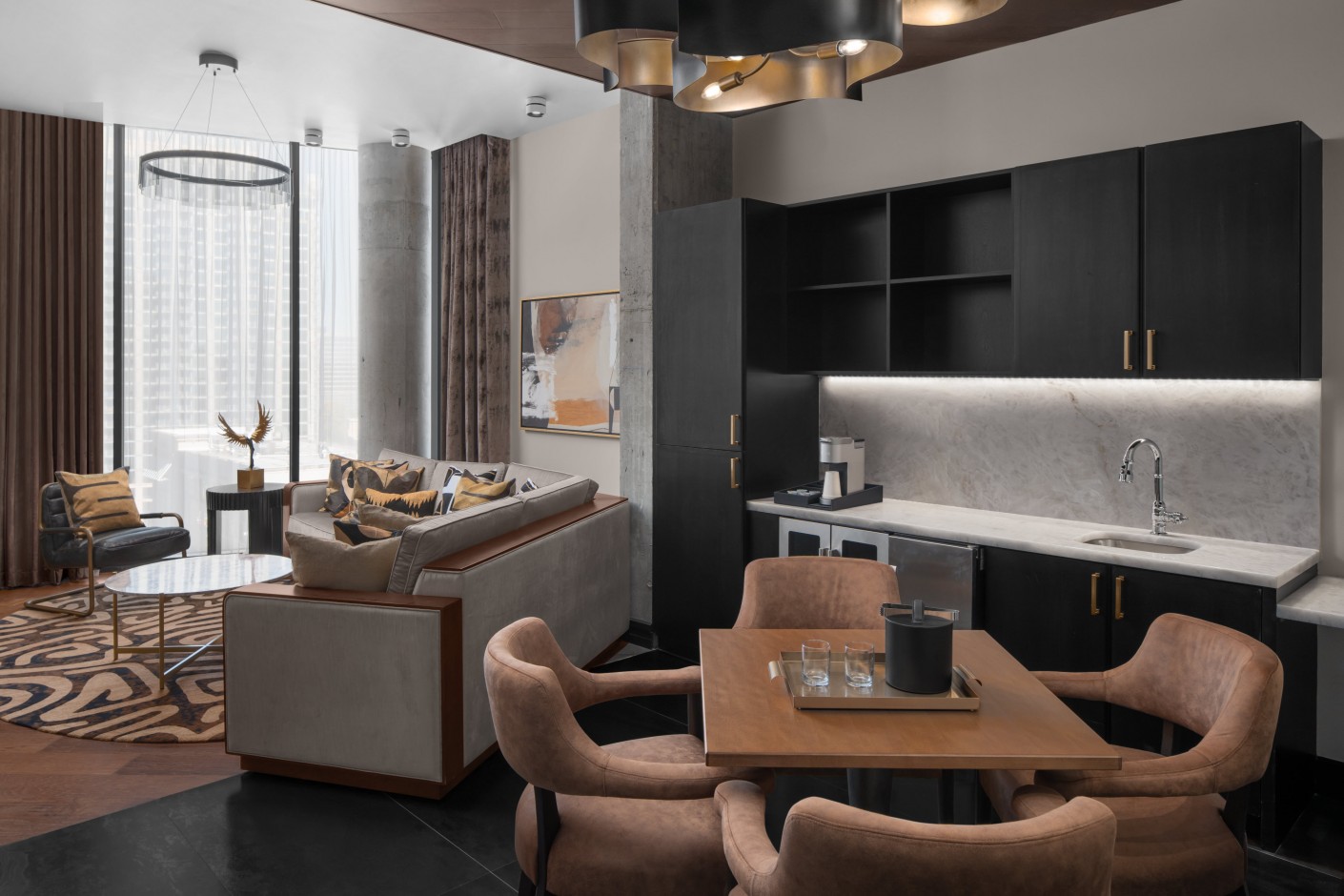 curio_bnamoqq_king_suite_kitchen_living_1509