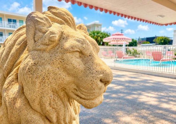 a statue of a lion