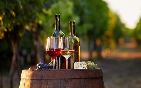 red and white wine on barrel