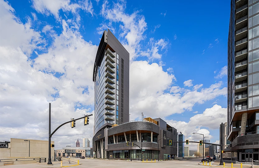 a building with a corner and traffic lights