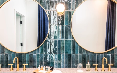 a bathroom with two sinks and mirrors