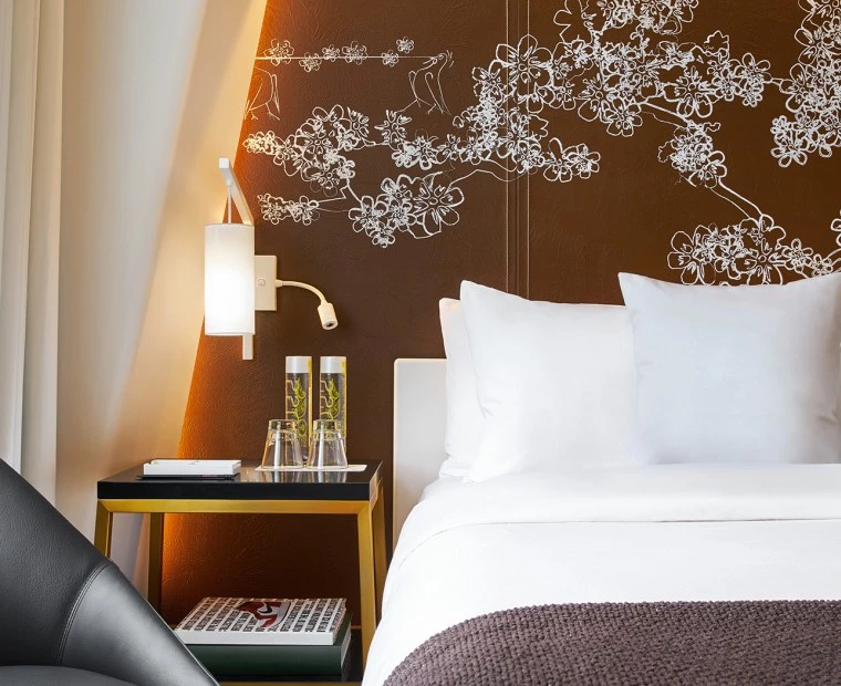 Guest room bed lamp stand hotelwashington_2023_rooms_queen spectacular guest room high edit 2