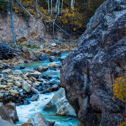 a river running through a rocky area