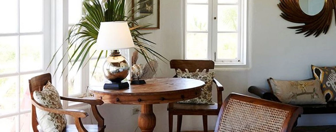 a table with chairs and a lamp