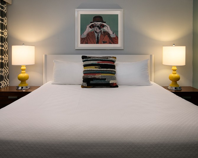 Hotel room with 2 nightstands with yellow lamps picture 1