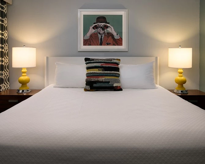 Hotel room with 2 nightstands with yellow lamps picture 1