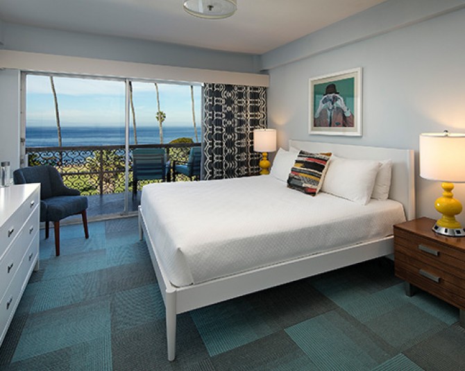 Bedroom with 1 bed and an ocean view balcony picture 0