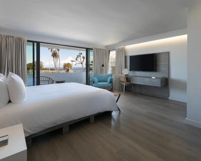 large rom with ocean view and flat screen tv picture 0